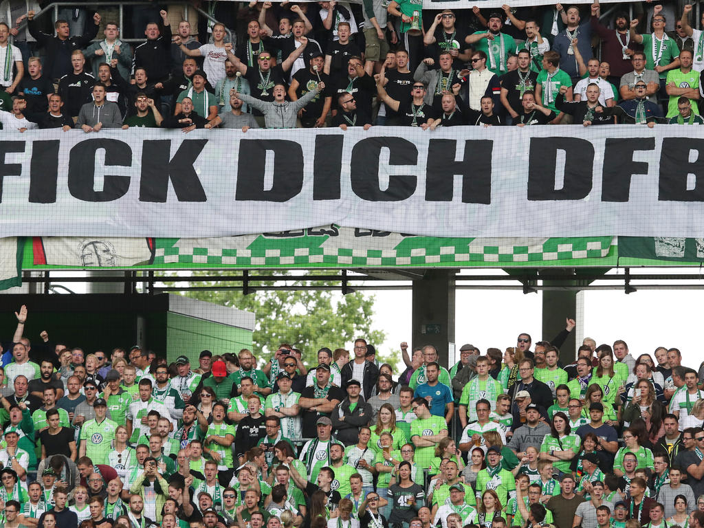 Die Fans des VfL Wolfsburg wollen ihr Team zu Beginn der Partie nicht unterstützen