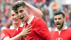 Leverkusens Torschütze Kai Havertz (M) jubelt mit Lars Bender (l) und Kevin Volland (r)