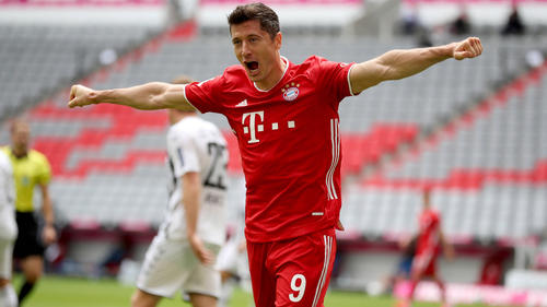 Doppelpacker Lewandowski dreht zum Jubeln ab.