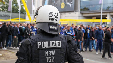 Bei Razzien nach dem Angriff auf Anhänger des FC Schalke 04 fand die Polizei umfangreiches Beweismaterial