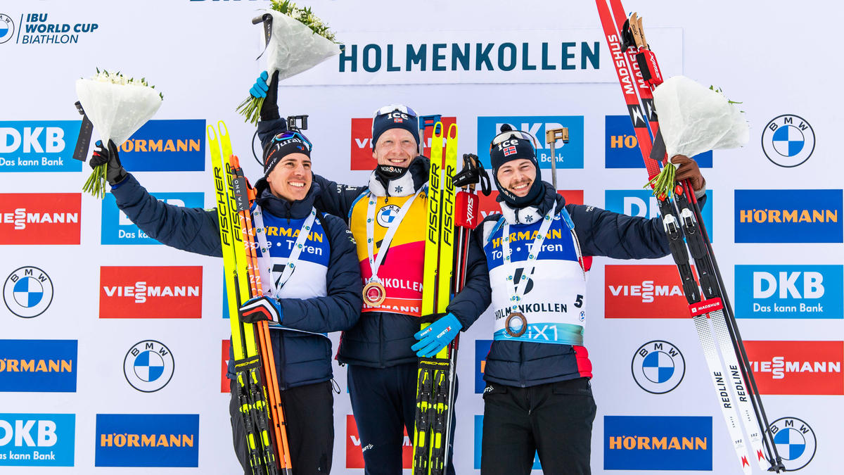 Sturla Holm Laegreid (r.) neben Biathlon-Dominator Johannes Thingnes Bø (m.)