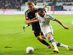 Lars Bender (l.) bleibt langfristig bei Bayer Leverkusen