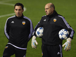 Gary Nevilla (izq.) en su primer entrenamiento como técnico del Valencia. (Foto: Getty)