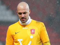 Nikolay Mihaylov druipt in de regen teleurgesteld af na de wedstrijd FC Twente - FC Utrecht. (03-02-2013)