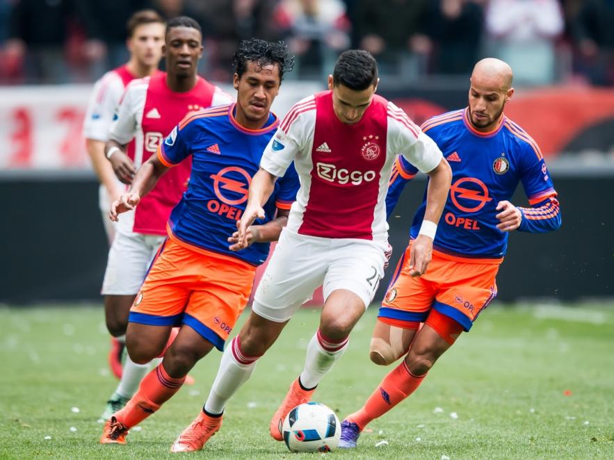 Renato Tapia (l.) en Karim El Ahmadi (r.) moeten in de achtervolging bij Anwar El Ghazi, die tegen Feyenoord in de spits staat. (07-02-2016)