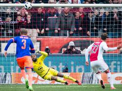 Bij een 2-1 stand kan Ajacied Nemanja Gudelj de wedstrijd beslissen door vanaf elf meter raak te schieten. De middenvelder schiet echter hoog over het doel van Feyenoorder Kenneth Vermeer. (07-02-2016)