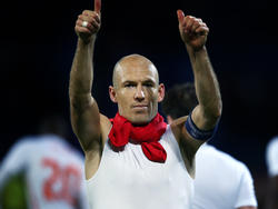Arjen Robben steekt zijn duimen op naar de Oranje-fans die aanwezig zijn bij de oefenwedstrijd Wales - Nederland. (13-11-2015)
