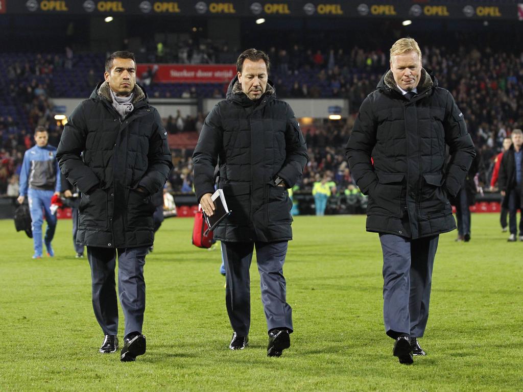 Giovanni van Bronckhorst (l.), Jean-Paul van Gastel (m.) en Ronald Koeman (r.) lopen naar de dugout voorafgaande aan Feyenoord - HSV Hoek. (30-10-2013)