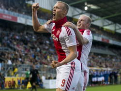 Na een halfuur spelen schiet Ajax-spits Kolbeinn Sigþórsson de 0-2 binnen tegen NAC Breda. De IJslander viert het doelpunt met Davy Klaassen en de meegereisde supporters. (27-09-2014)