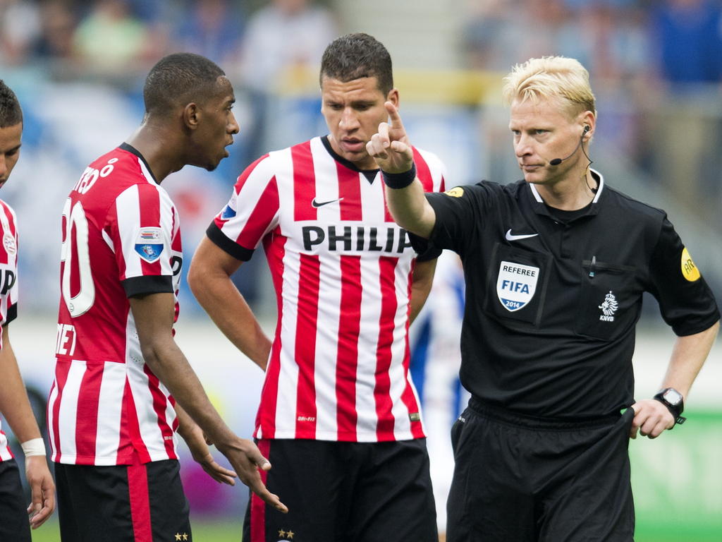 Scheidsrechter Kevin Blom (r.) stuurt tijdens de wedstrijd tussen sc Heerenveen en PSV Joshua Brenet (l.) van het veld door hem een directe rode kaart te geven. (28-09-2014)