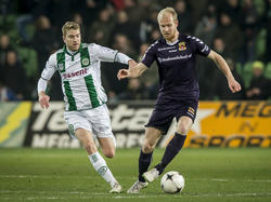 Jop van der Linden (r.) probeert weg te draaien bij Michael de Leeuw (l.) tijdens FC Groningen - Go Ahead Eagles. (31-01-2015)