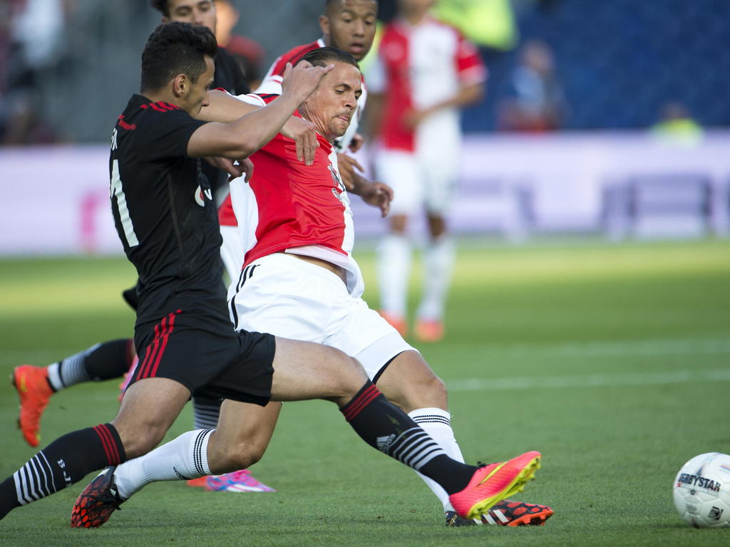 Wesley Verhoek (r.) zet alles op alles om eerder bij de bal te zijn dan Mustafa Pektemek van Beşiktaş. Feyenoord en Beşiktaş treffen elkaar in de voorrondes van de Champions League. (30-07-2014) Wesley Verhoek (r.) zet alles op alles om eerder bij de bal te zijn dan Mustafa Pektemek van Beşiktaş. Feyenoord en Beşiktaş treffen elkaar in de voorrondes van de Champions League. (30-07-2014)