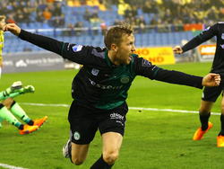 Rasmus Lindgren, de middenvelder die bijna nooit scoort, zet FC Groningen op een 0-1 voorsprong tegen Vitesse. (04-04-2015)