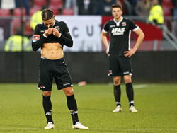 Nemanja Gudelj houdt zich even met andere dingen bezig als FC Utrecht voor de vijfde keer scoort tegen AZ in de Eredivisie. (08-03-2015)