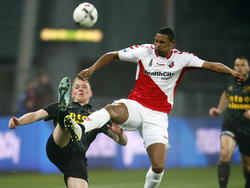 NAC-verdediger Henrico Drost (l.) en FC Utrecht-spits Sébastian Haller (r.) proberen met man en macht de bal te veroveren in het onderlinge Eredivisieduel. (20-03-2015)