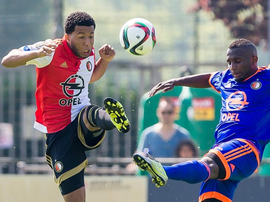 Tonny Vilhena (l.) duelleert met Jerson Ribeiro (r.) tijdens het oefenduel sc Feyenoord - Feyenoord. (04-07-2015)