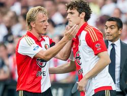 Dirk Kuyt (l.) pept Feyenoord-teamgenoot Eric Botteghin op in het duel met Vitesse. (23-08-2015)