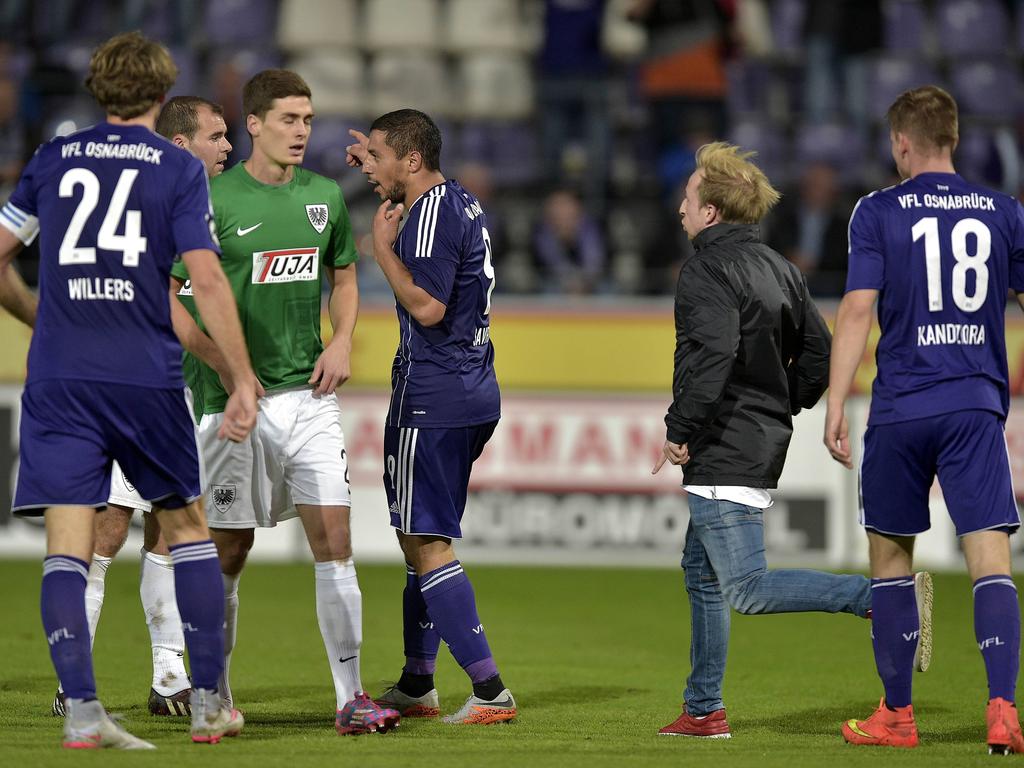 Tom Merkens war nach dem Derby gegen Preußen Münster auf das Feld gestürmt