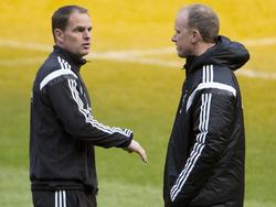Tijdens een training van Ajax overleggen hoofdtrainer Frank de Boer (l.) en assistent-trainer Dennis Bergkamp (r.) met elkaar. (27-02-2015)