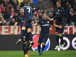 Doelpuntenmaker Antoine Griezmann wijst naar aangever Fernando Torres (r.). De Franse aanvaller van Atlético Madrid schiet in Zuid-Duitsland de 1-1 tegen de touwen, waardoor Bayern München nu twee keer moet scoren om door te stoten naar de finale van de Champions League. (03-05-2016)