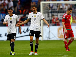 Nach dem Sieg dürfen Mesut Özil, Thomas Müller (v.l.) und Co. kurz abschalten