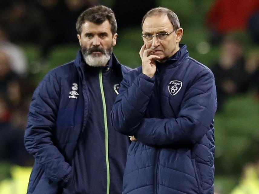 Assistent Roy Keane (l.) en bondscoach Martin O'Neill kijken rustig naar het spel van hun Ierland in de oefenwedstrijd tegen Slowakije (29-03-2016).