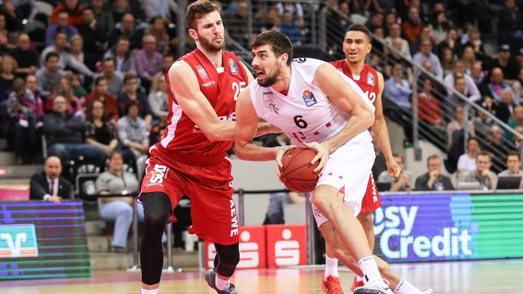 Leon Kratzer (l.) ist künftig wieder für Bamberg aktiv