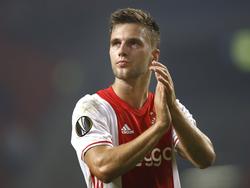Joël Veltman applaudisseert voor de supporters van Ajax. De Amsterdammers hebben met 1-0 gewonnen van Standard Luik. (29-09-2016)