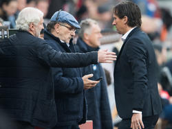 Rudi Völler (l.) steht weiter zu Roger Schmidt