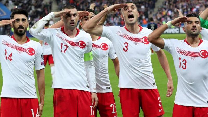 Die türkischen Spieler salutieren beim Spiel in Frankreich