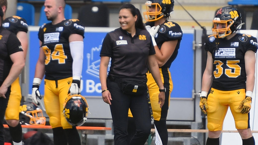 Nadine Nurasyid betreut das Football-Team aus München