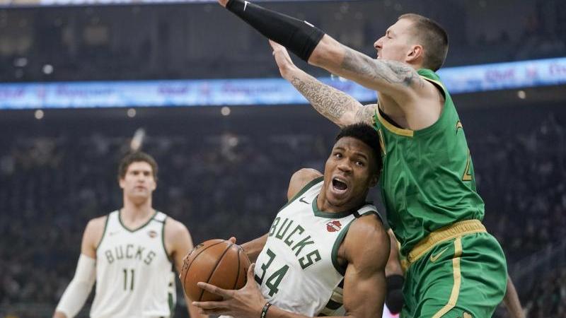 Daniel Theis (r.) unterlag mit den Celtics Daniel Theis (r.) unterlag mit den Celtics