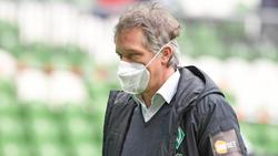 Werders Geschäftsführer Frank Baumann geht nach dem Abstieg über den Platz
