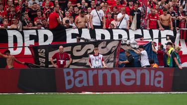 Während des Spiels zwischen Bayer Leverkusen und RB Leipzig ist ein Fan von der Tribüne gestürzt