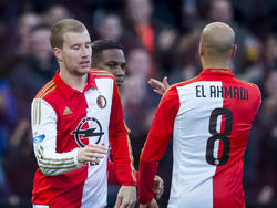 Simon Gustafson (l.) krijgt een handje van Karim El Ahmadi (r.) tijdens het competitieduel Feyenoord - FC Twente. (22-11-2015)