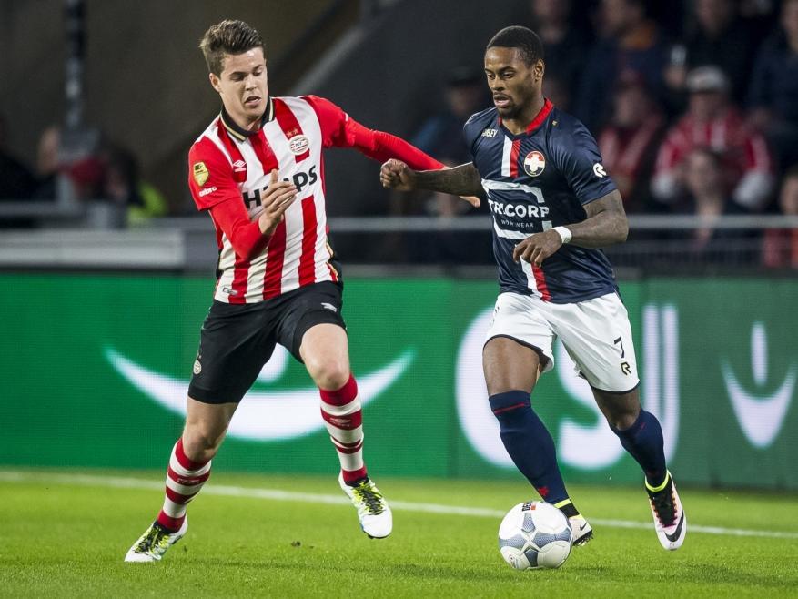 Marco van Ginkel (l.) en Terrel Ondaan (r.) in een duel om de bal tijdens PSV - Willem II. (09-04-2016)