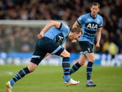 Tottenhams Harry Kane (l.) feiert seinen Führungstreffer in Stoke