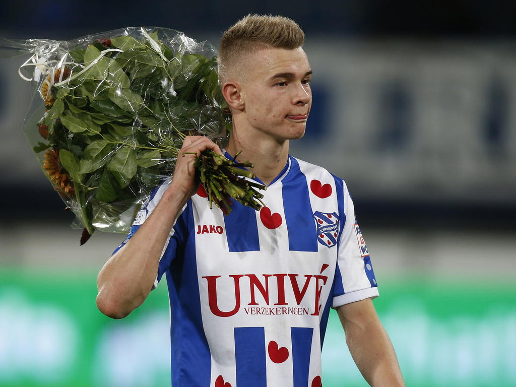 Daley Sinkgraven is niet heel blij met zijn bos bloemen na de wedstrijd tegen Go Ahead Eagles. Zijn ploeg speelt op de valreep gelijk tegen de laagvlieger en de bekroning Man of the Match geldt dan ook niet echt als een eer. (08-11-2014)