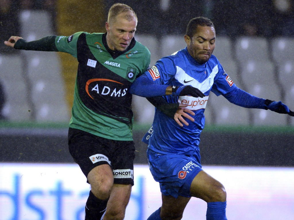Eidur Gudjohnsen probeert namens Cercle Brugge het duel van een KRC Genk-speler te winnen. (25-08-2013)