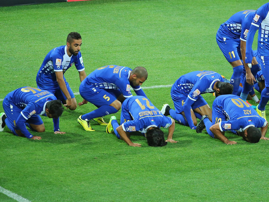 Los jugadores de Kuwait se arrodillan para rezar en un duelo ante Australia. (Foto: Getty)