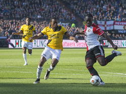 Elvis Manu (r.) van Feyenoord haalt uit. NAC-verdediger Ruben Ligeon (m.) probeert dat te voorkomen. (08-03-2015)