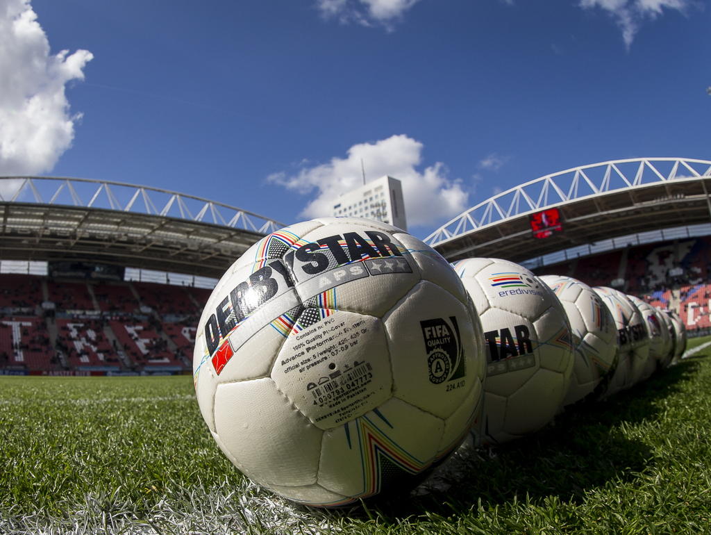 Voor de wedstrijd FC Utrecht - Ajax liggen de ballen al klaar in de Galgenwaard. (05-04-2015)