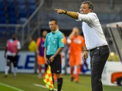 Robert Maaskant staat als trainer van NAC Breda druk te coachen tijdens de eerste competitiewedstrijd in de Jupiler League tegen FC Volendam. (07-08-2015)