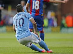 Kun Agüero stort ter aarde in de wedstrijd tegen Crystal Palace. De Argentijn raakt geblesseerd na een pittig duel en moet zich laten vervangen. (12-09-2015)