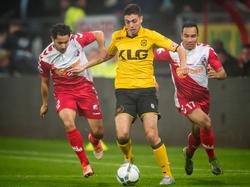 Hicham Faik (m.) moet zien af te rekenen met Mark van der Maarel (l.) en Sean Klaiber (r.) tijdens FC Utrecht - Roda JC Kerkrade. (17-10-2015)
