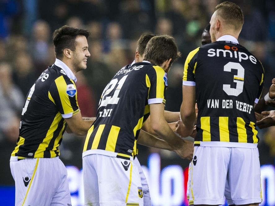 Vitesse-middenvelder Valeri Qazaishvili (l.) heeft zijn ploeg op voorsprong gebracht tegen NEC en viert het met zijn medespelers. (29-11-2015)