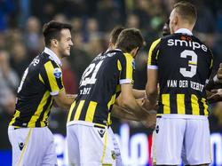 Vitesse-middenvelder Valeri Qazaishvili (l.) heeft zijn ploeg op voorsprong gebracht tegen NEC en viert het met zijn medespelers. (29-11-2015)