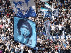 Aficionados del Nápoles con banderas recordando a Maradona. (Foto: Getty)