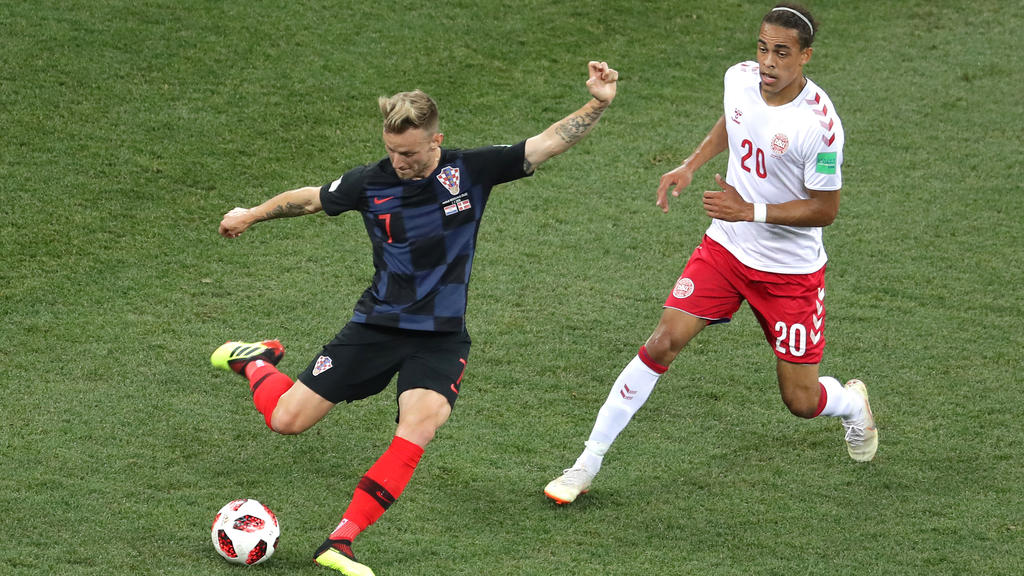 Yussuf Poulsen (r.) will Ivan Rakitić den Ball abnehmen