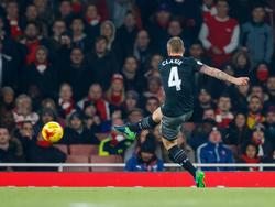 Jordy Clasie schiet zijn ploeg op voorsprong tijdens het League Cup-duel Arsenal - Southampton (30-11-2016).